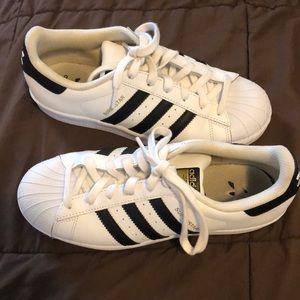 EUC Adidas Boys size  6 “superstar”  shoes